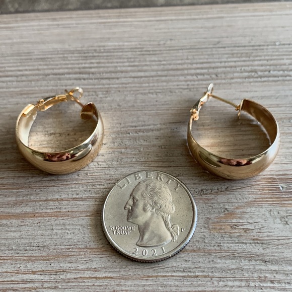 6/$8 Gold Tone Hoop Earrings NEW - Picture 7 of 14